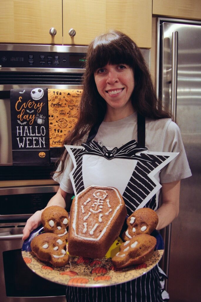 How to make skull pumpkin bread